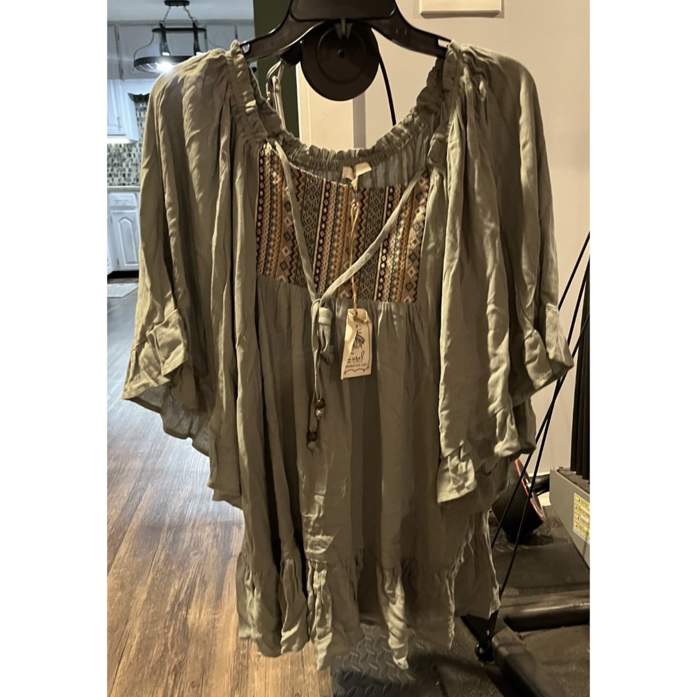 **NWT**Easel Women's Green Blouse; Size L